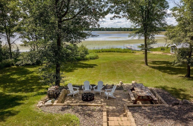 Amazing Yard! Kayaks, Fire Pit, Games, Huge Family Room & More!