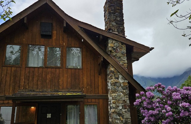 Ambassador Event Center -wedding reunion retreat-- 2 cabins, indoor pool & sauna