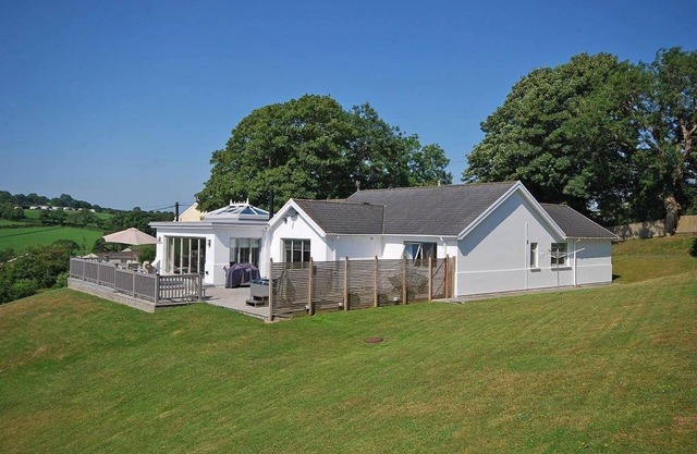 Amber Cottage - Luxury Cottage Hot Tub Sea Views and Log Burner