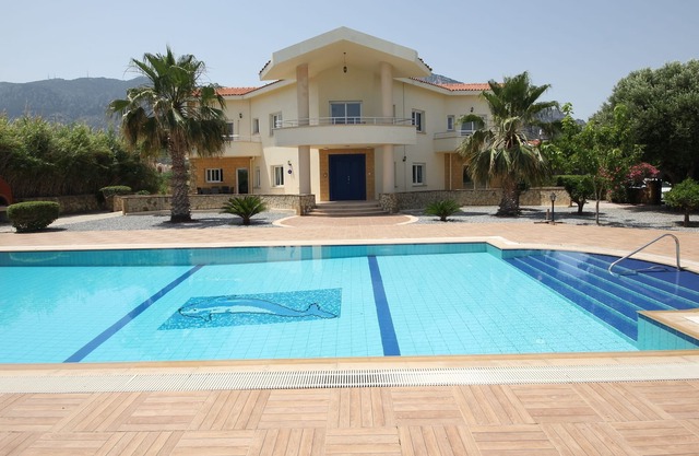 Amber Heights Luxury 4 Bed villa with sea views and large pool