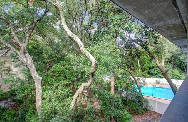 Amelia Landings Condo, Easy Access to the Pool and Short Walk to the Beach by RedAwning