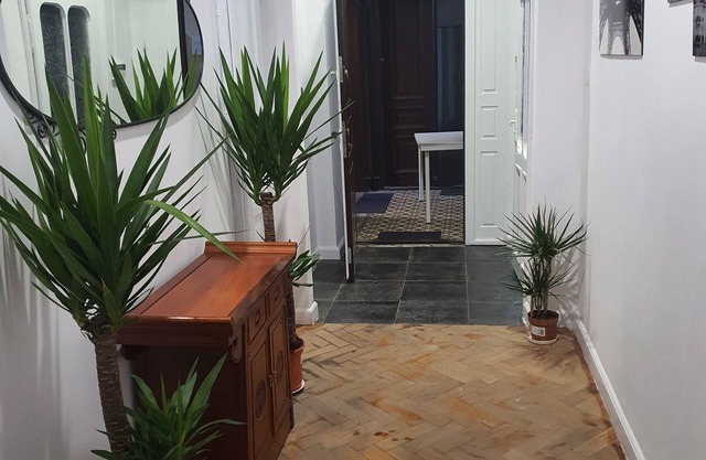 AMEN Aparthotel Curie 8