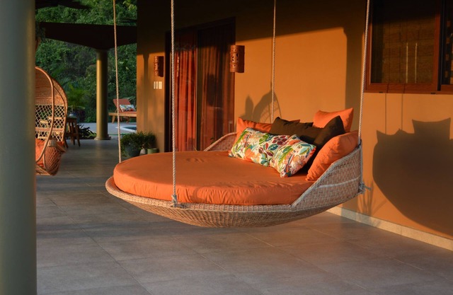 ¡Comodidad estadounidense / estilo costarricense! Casa de lujo en la jungla con vista al mar!