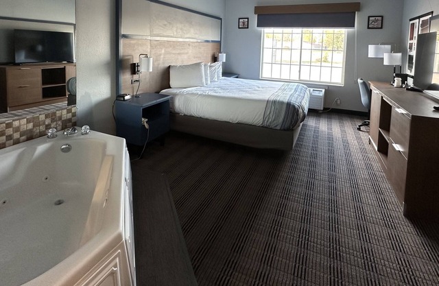 AmericInn by Wyndham Galesburg