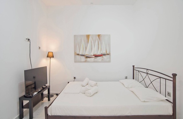 Amfitriti Stylish Piraeus Apt, Walk to Sea & Port