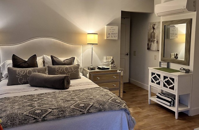 AModern clean Classy Casita with pool and heated spa