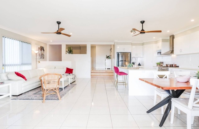 AMORE HOLIDAY HOUSE - Stunning family property capturing sea breezes & ocean views.
