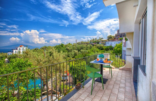 AMORE RENTALS - Villa Tittina with Sea View and Parking