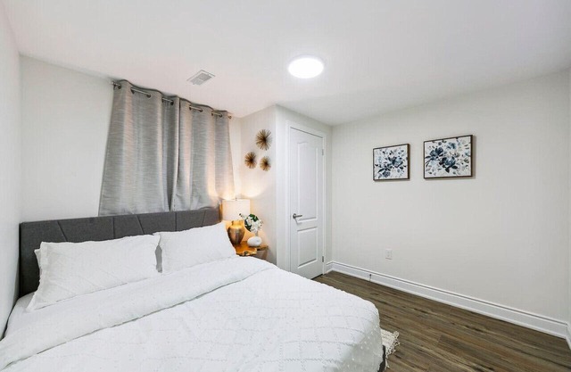 Ampersand Alcove in Milton