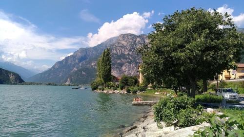 AMPIO APPARTAMENTO TRA LAGO & MONTi