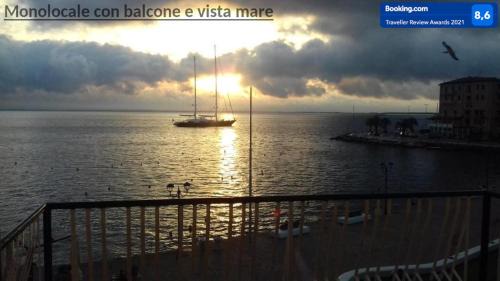 Ampio monolocale con balcone fronte mare