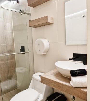 Amplia-Confortable con cama King, Area de Miraflores H16
