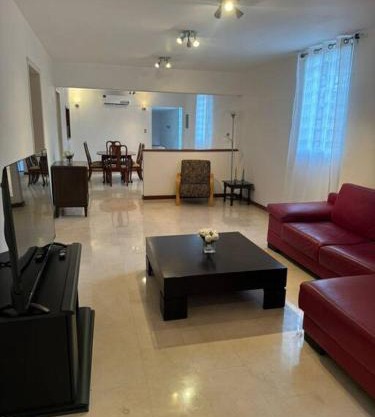 Amplia y moderna casa en Urb Chuao