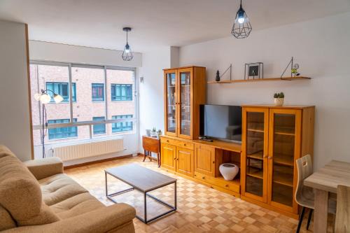 Amplio apartamento exterior junto a HUCA by Renthas