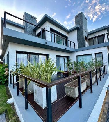 Amplio duplex al mar en manantiales
