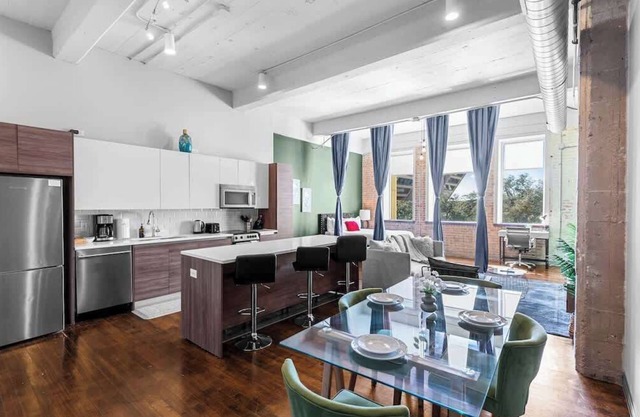 Amyfinehouse | Elegant 3BR Loft | Pool+Views+Valet