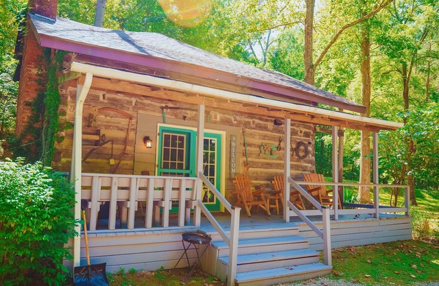 An 1860s original log cabin ​​​close to downtown Nashville!