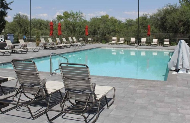 An Adventure Awaits! 2 Classy units, Pets Allowed Near Grand Canyon Tours!
