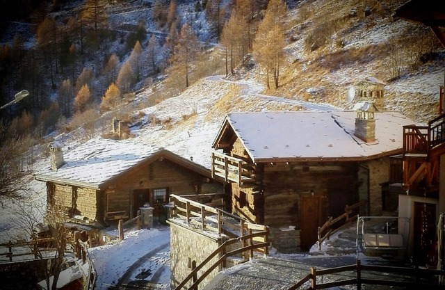 Un antiguo rascard de cuento de hadas, un chalet rodeado de naturaleza