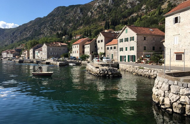 Una antigua casa de piedra a 4 metros del mar y un paseo a Kotor.