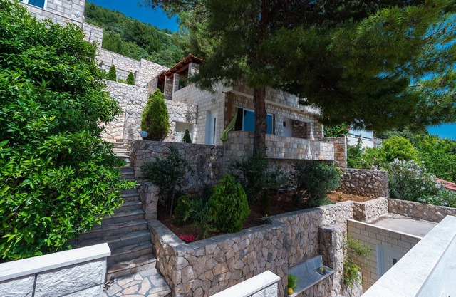 Un apartamento con cocina, balcón, piscina, Wi-Fi, barbacoa y aparcamiento