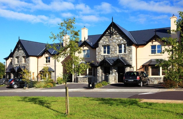 Un roble ardmullen de 3 camas con capacidad para 6 personas en 3 habitaciones.