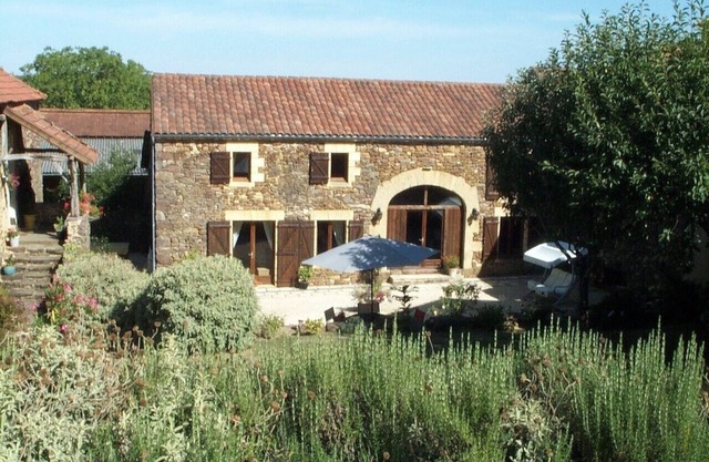 Muy atractiva, characterful y cómodos recientemente-convertidos granja.