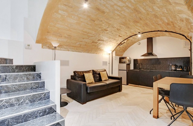 An Atypical 1-BR in Place Vendôme/ Tuileries