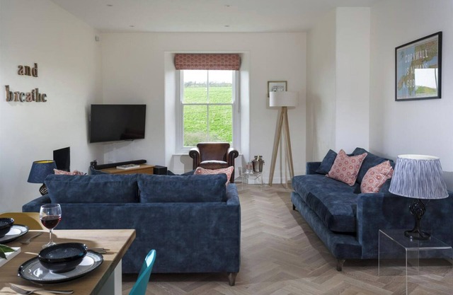 An Chy Gwyn - luxury and style, short walk to Porthcurno beach, with parking