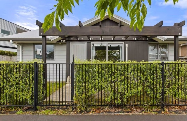 An Elegant New-build Two-bedroom House in Hamilton Central