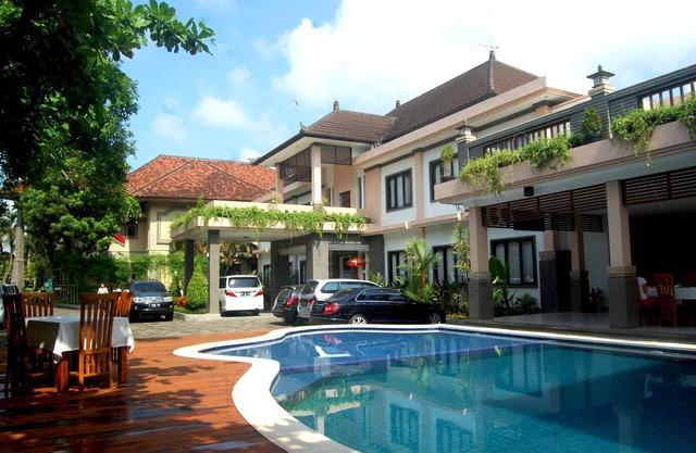 Una elegante habitación doble privada en el hotel Dhyana Pura City en el corazón de Bali