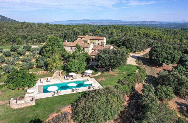 An exceptional property between Aix en Provence, Sainte Victoire and the Luberon – Sleeps 18