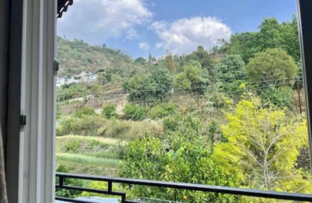 An independent Cottage with mountain view and 10 minutes walk from the lake.
