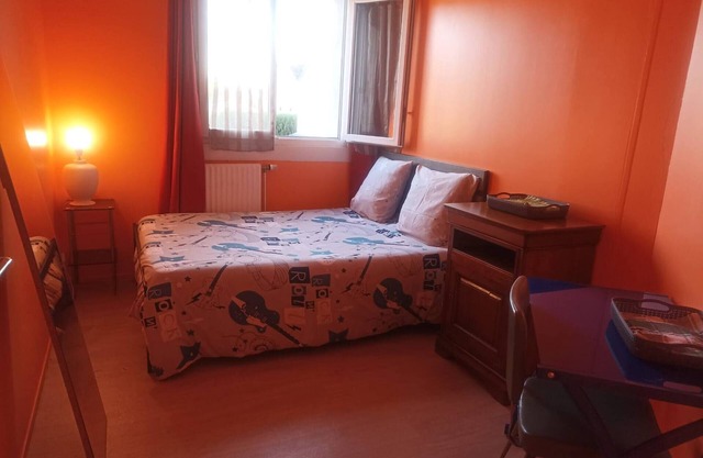Una habitación naranja número 2.