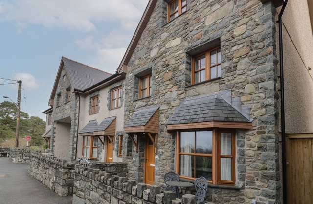 ANADLU, pet friendly, with a garden in Llanbedr