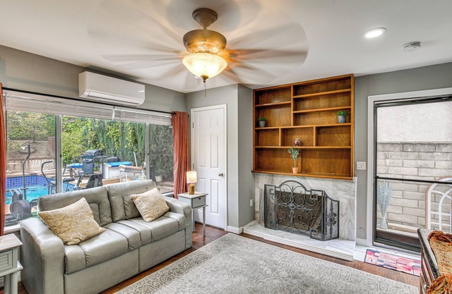 Anaheim Studio w/ Fireplace: 14 Mi to Disneyland!