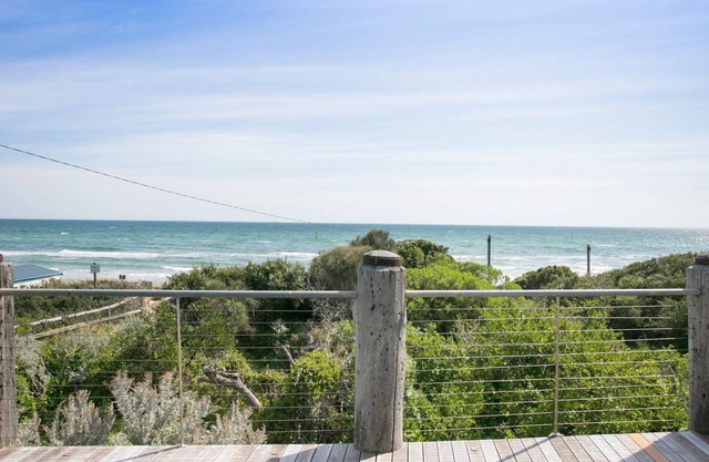 Anchor Beachfront Retreat: moderno, admite mascotas, en la playa, vistas al agua, chimenea, wifi