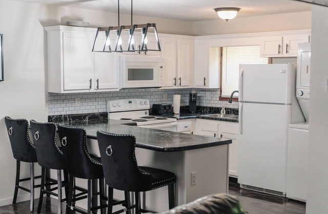 Anchor Inn & Suites