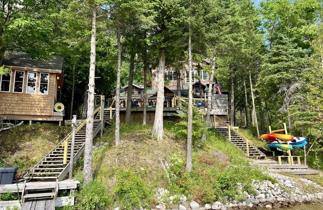 Anchor Lodge: Your Ultimate Summer Retreat: Swim, Kayak, and Relax !