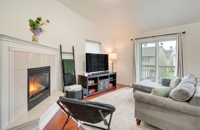 Anchorage Condo w/ Mountain View: 6 Mi to Downtown