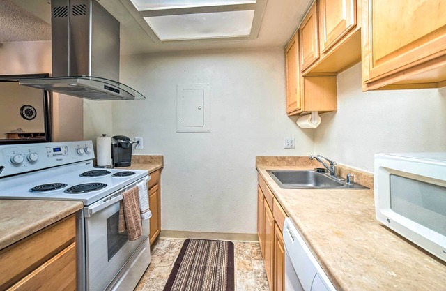 Anchorage Escape w/ Balcony ~ 4 Mi to Downtown!