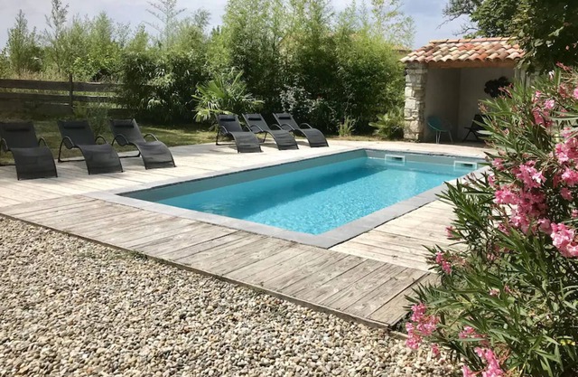 Ancienne grange dans hameau ardéchois typique