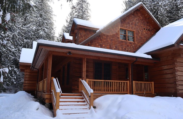 Ancient Cedars Lodge - Luxury log cabin accommodating up to 10 guests