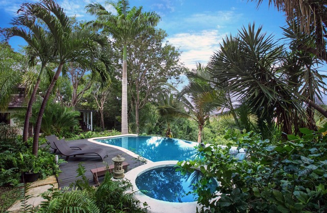Ancient Grove Villa de lujo de 5 dormitorios, piscina infinita, vista al mar, exuberantes jardines
