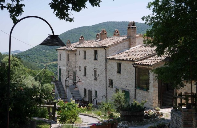 Antigua casa en el parque de Frasassi
