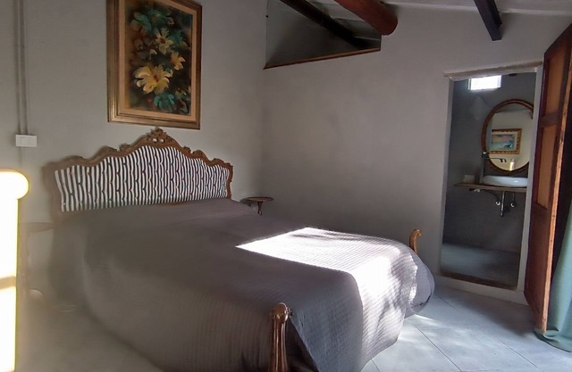 Antigua casa de campo cerca de las colinas