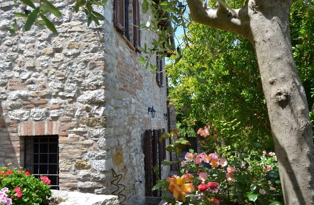 Vacaciones de piedra antigua casa con jardín en el centro y con vistas a Umbría-Toscana