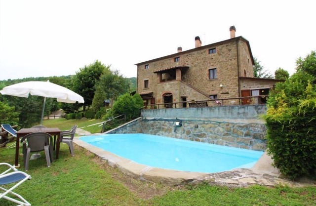 Parte de una antigua casa de campo de piedra con jardín privado y piscina privada. Excelente relación calidad