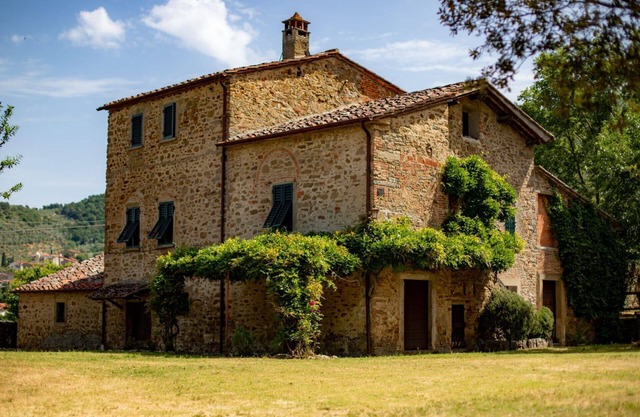 Antigua casa de piedra con jardín privado y piscina. Entre Castiglion Fiorentino y Arezzo.