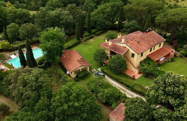 Andrea's Olea-apartment in Tuscan villa, near Florence, with pool.